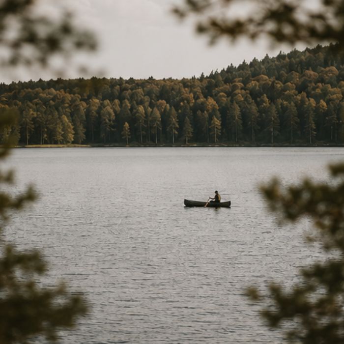 Varen op een rustig meer in Värmland